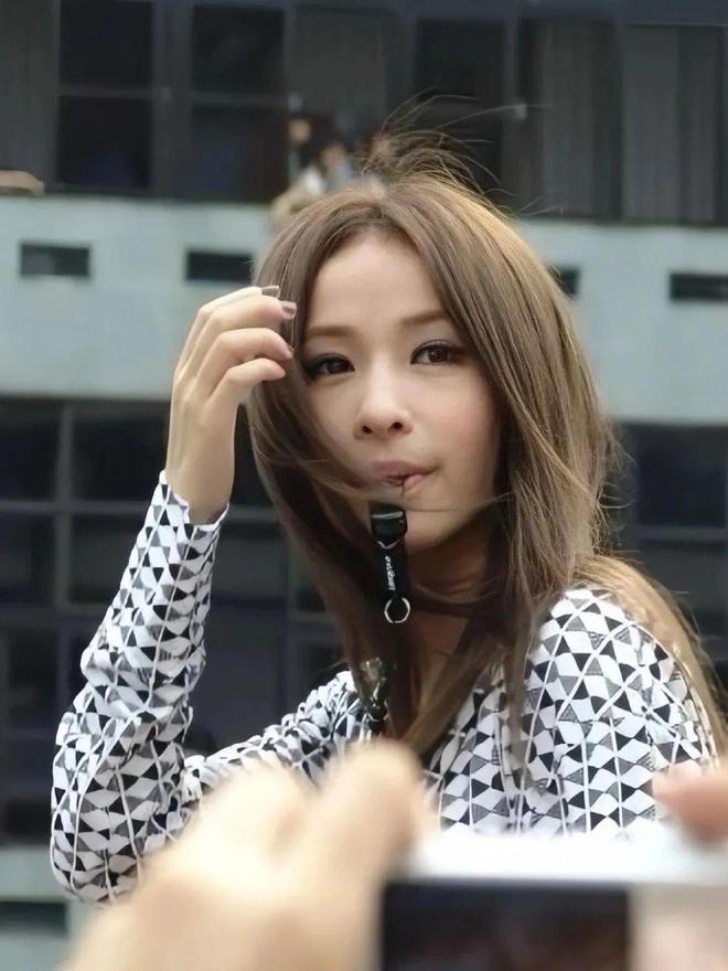 两套高定加身 恭请萧贵妃回宫(图3)