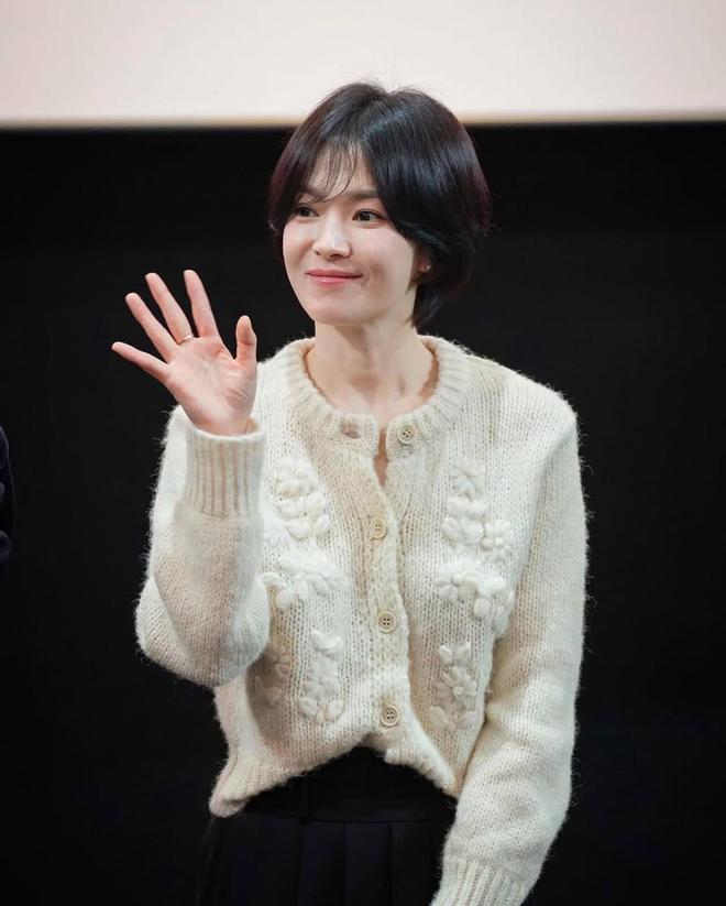 女人过了40岁少穿牛仔裤+T恤学“宋慧乔”的穿搭时髦又减龄