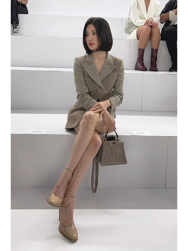 女人过了40岁少穿牛仔裤+T恤学“宋慧乔”的穿搭时髦又减龄(图8)