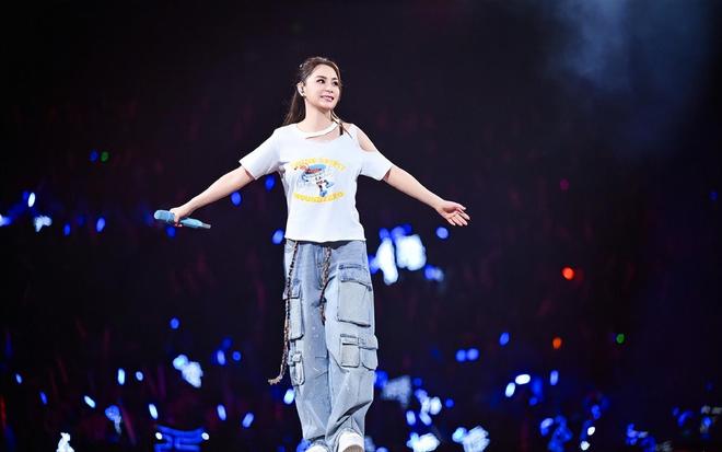 阿娇曝出近况:穿比基尼晒太阳素颜皮肤如冻龄腰侧赘肉明显(图4)