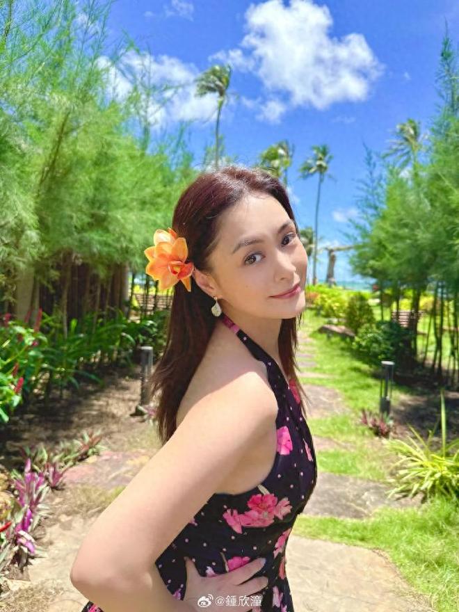 阿娇曝出近况：穿比基尼晒太阳素颜皮肤如冻龄腰侧赘肉明显