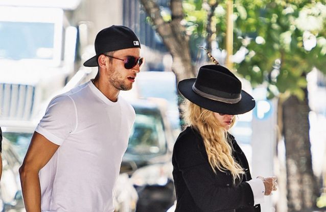 67岁麦当娜男友永远28！“女版小李子”为什么高能量满满(图40)