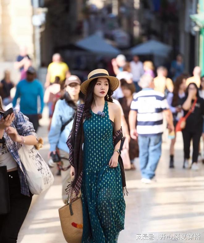 43岁杨蓉生日照刷屏!朱一龙亲手晒照引爆热搜4套穿搭美到窒息(图3)