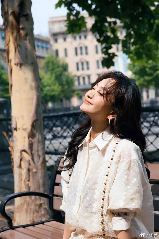 43岁杨蓉生日照刷屏！朱一龙亲手晒照引爆热搜4套穿搭美到窒息