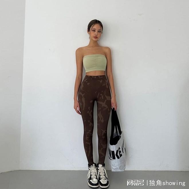 咖啡印花运动裤适合健身与休闲两用。