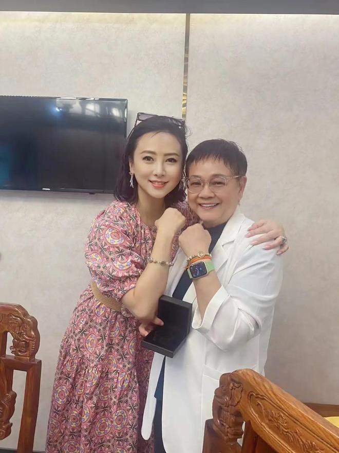 57岁翁虹和好友庆生穿印花裙子好土气看脸还像30出头、超年轻(图5)