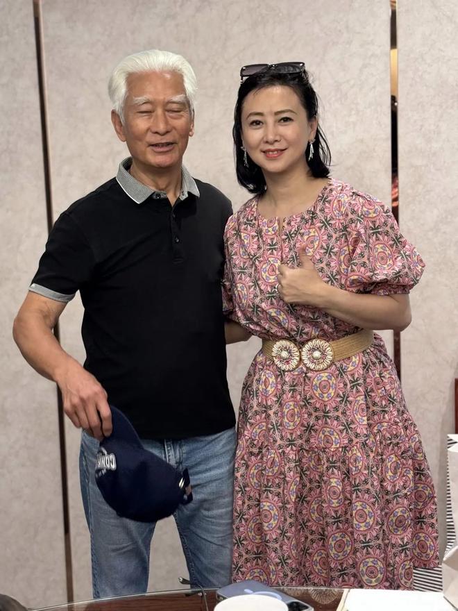 57岁翁虹和好友庆生穿印花裙子好土气看脸还像30出头、超年轻(图4)