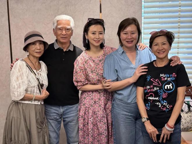 57岁翁虹和好友庆生穿印花裙子好土气看脸还像30出头、超年轻(图3)