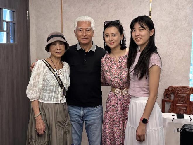 57岁翁虹和好友庆生穿印花裙子好土气看脸还像30出头、超年轻(图6)