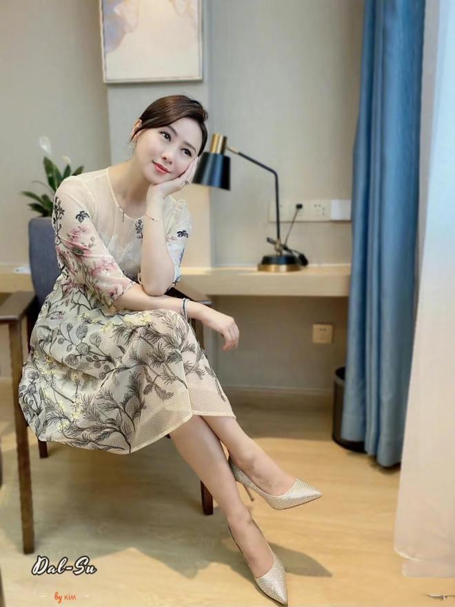 57岁翁虹和好友庆生穿印花裙子好土气看脸还像30出头、超年轻(图7)