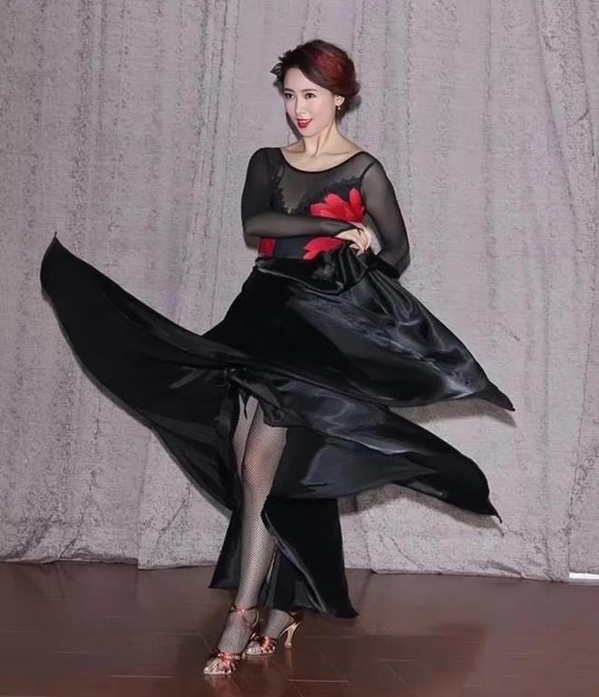 57岁翁虹和好友庆生穿印花裙子好土气看脸还像30出头、超年轻(图10)