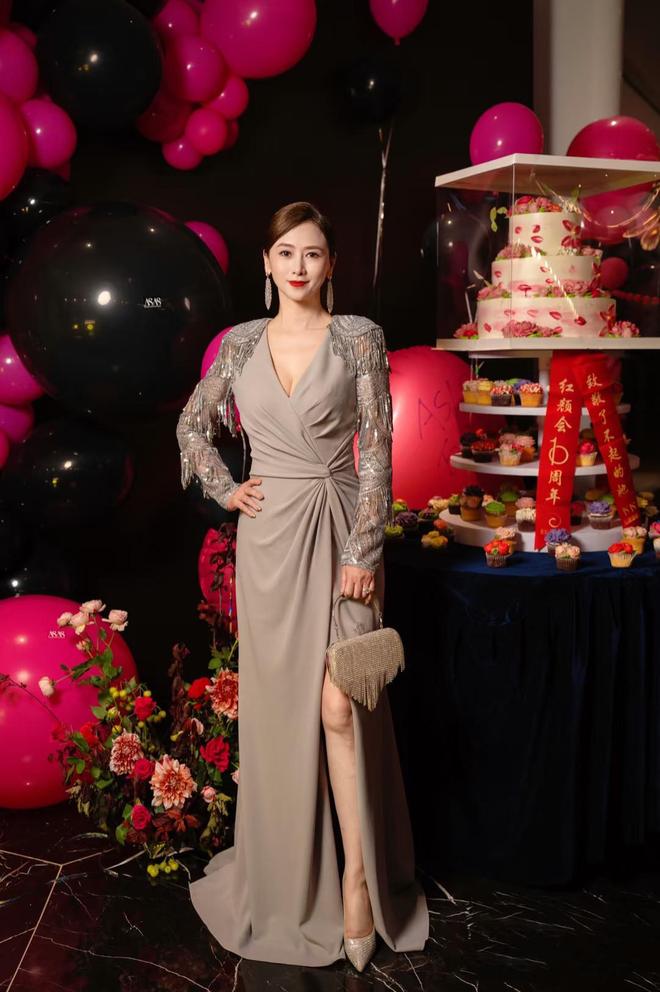 57岁翁虹和好友庆生穿印花裙子好土气看脸还像30出头、超年轻(图9)