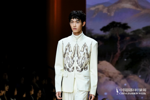 以经纬交织叙写东方山河壮美 红都品牌矩阵发布暨“经纬山河”2026春夏新品发布活动举办(图3)