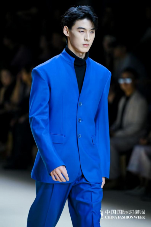 以经纬交织叙写东方山河壮美 红都品牌矩阵发布暨“经纬山河”2026春夏新品发布活动举办(图5)