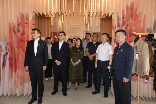 以经纬交织叙写东方山河壮美 红都品牌矩阵发布暨“经纬山河”2026春夏新品发布活动举办(图6)