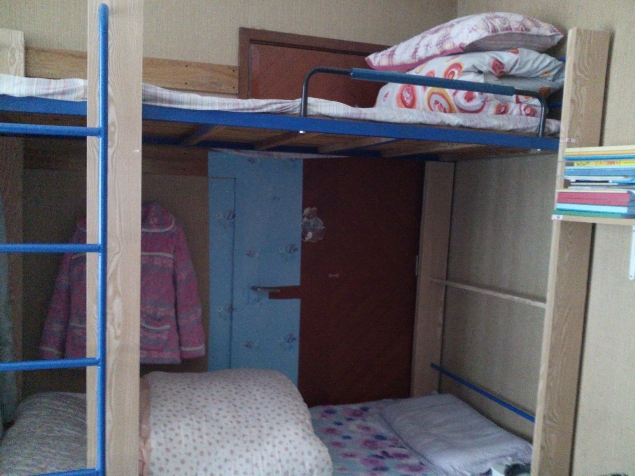 一面是柔软细腻的牛奶绒绒毛紧密厚实保暖效果超棒让你在寒冷冬日也能被温暖包围。另一面防滑设计铺在床垫上稳稳当当不会随意滑动。加厚的材质当作毛毯盖在身上也合适