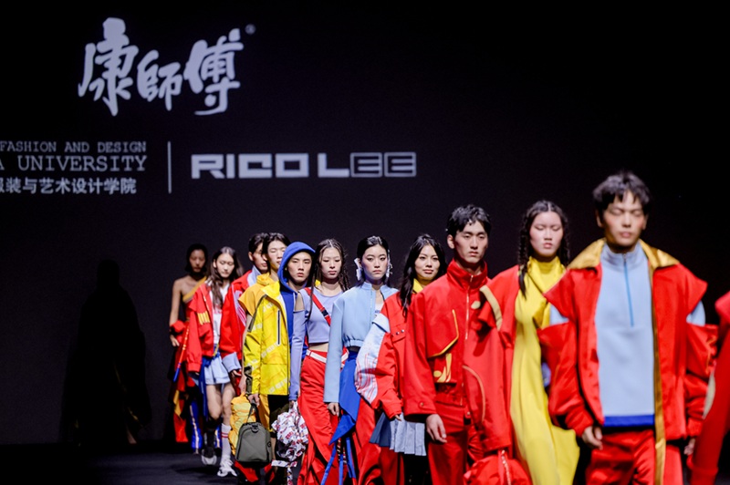 康师傅的“碳中和”风潮吹上了上海时装周的T台(图2)
