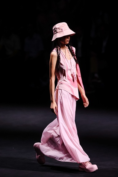 康师傅的“碳中和”风潮吹上了上海时装周的T台(图18)