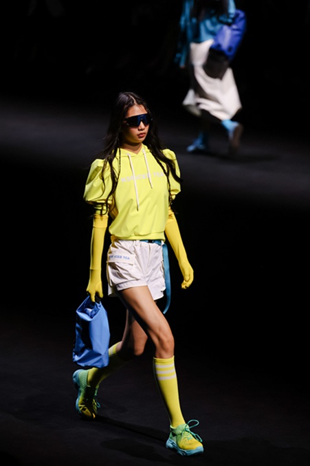 康师傅的“碳中和”风潮吹上了上海时装周的T台(图19)