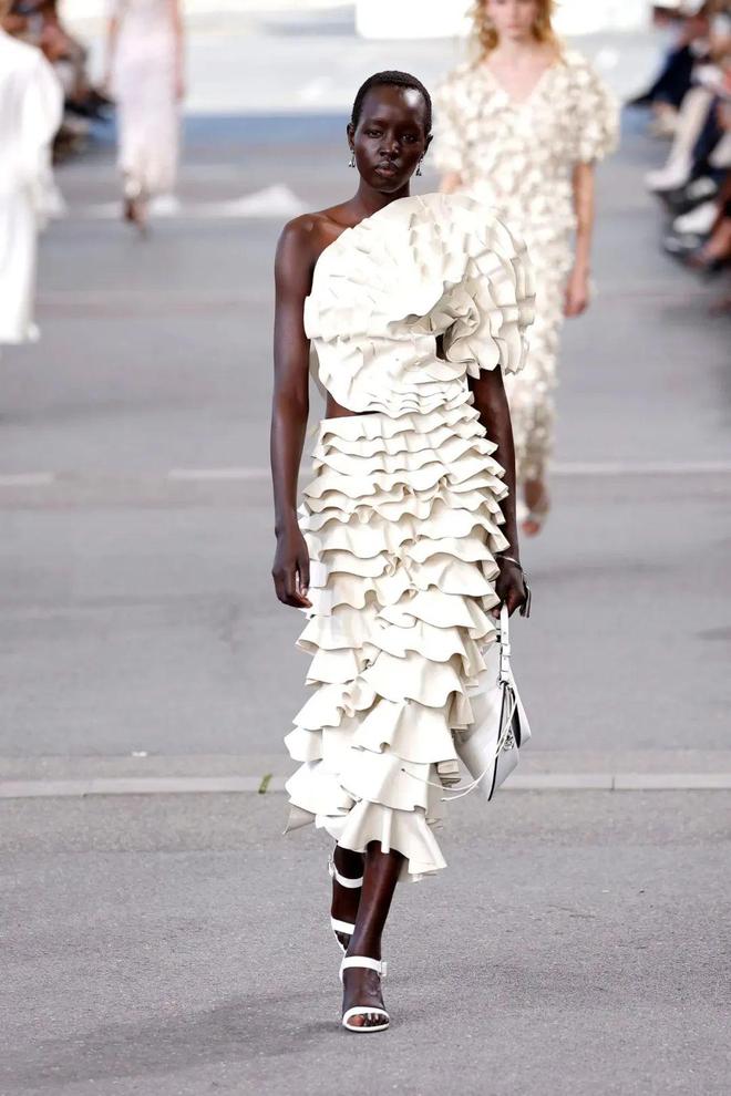 Chloe 2024春夏系列别致设计金盏花的暖意(图5)