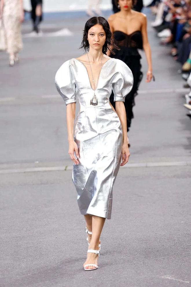 Chloe 2024春夏系列别致设计金盏花的暖意(图12)