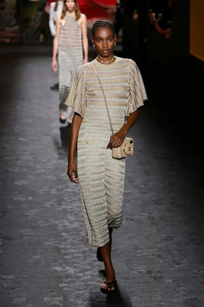 Chanel 2024春夏系列度假休闲也优雅阳光活力也时尚(图46)