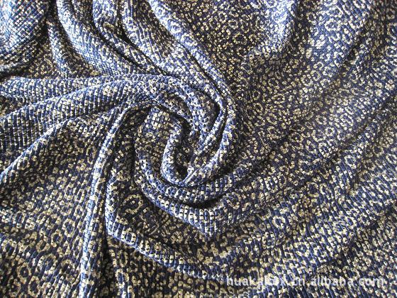 双针床织物是指将在双针床拉舍尔经编机上生产的双层连接织物通过剖幅形成3~45mm