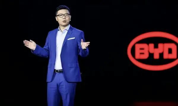 理想回应MEGA 行驶中起火车主发声雷军谈K90定价质疑:内存涨价太多苹果着手调查部分iPhone 17 Pro褪色(图11)