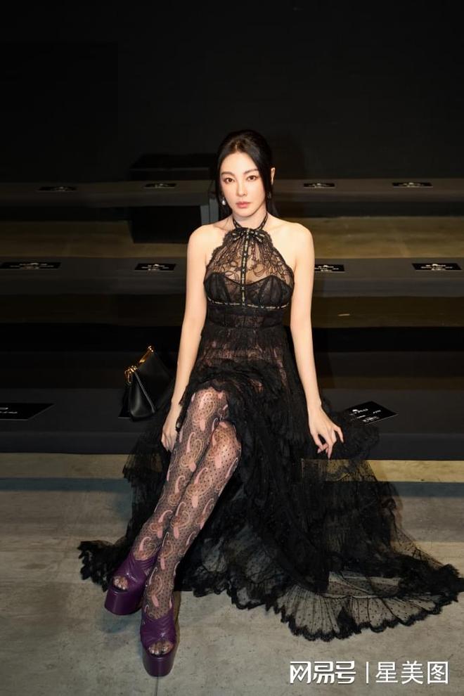 张雨绮米兰时装周蕾丝裙加丝袜大秀性感美腿