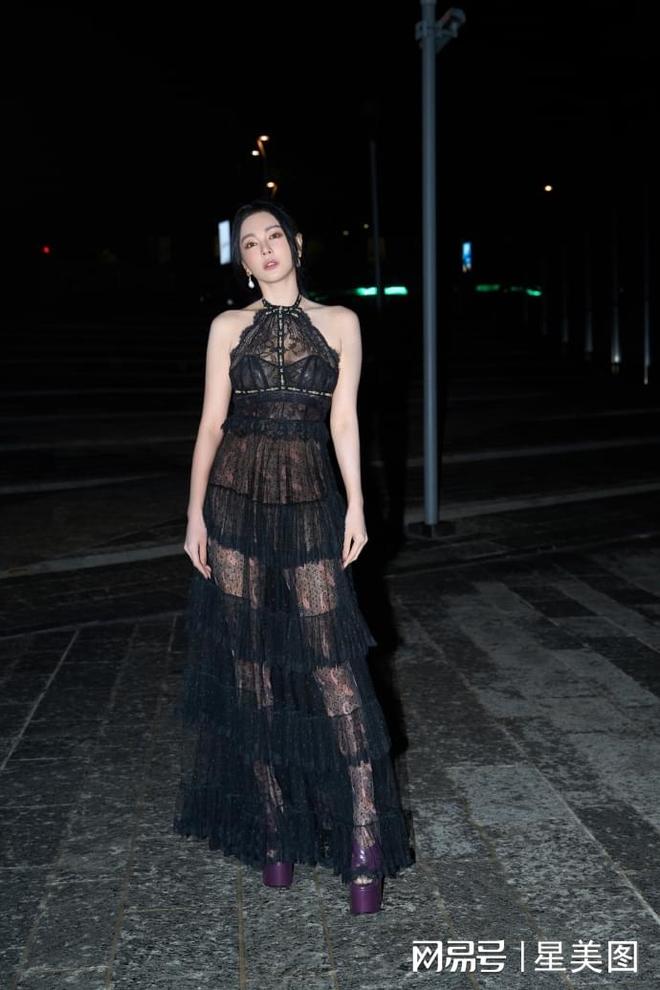 张雨绮米兰时装周蕾丝裙加丝袜大秀性感美腿(图2)