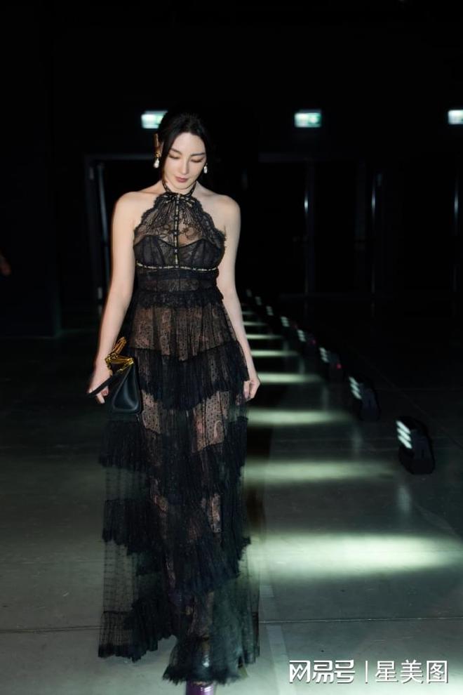 张雨绮米兰时装周蕾丝裙加丝袜大秀性感美腿(图3)