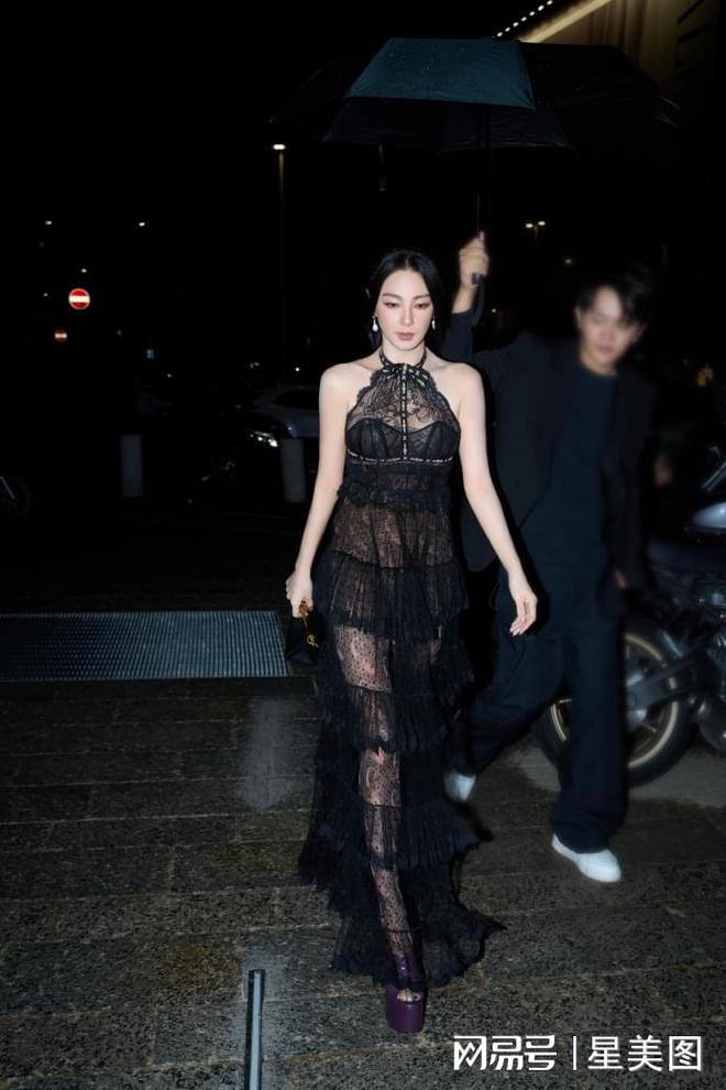 张雨绮米兰时装周蕾丝裙加丝袜大秀性感美腿(图4)