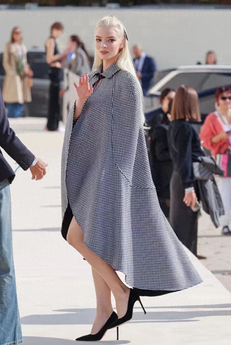 今冬时髦精必备“出片神器”穿上重回“经济上行的美”？