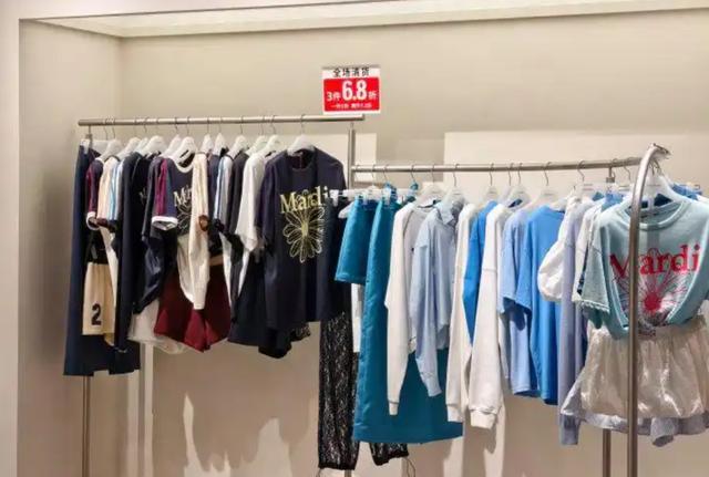 猝不及防！韩国一潮流服饰品牌将关闭中国全部门店陆续清仓打折小雏菊图案的T恤是其爆款单品(图3)
