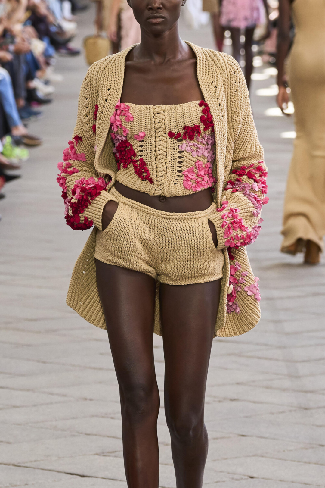 图案趋势——2024年春夏将鲜花“立”在服装上(图2)