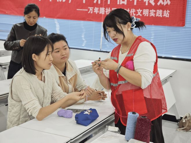 咸安区温泉街道万年路社区：指尖生花 “钩”筑创业梦(图2)