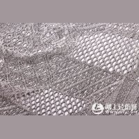 应用经编缺压组织开发雪尼尔银丝枫叶呢的编织工艺