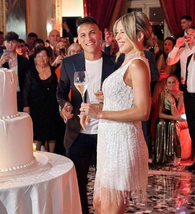 阿根廷劳塔罗资产过亿娶娇妻生儿女人生圆满妻子穿搭挺前卫(图6)