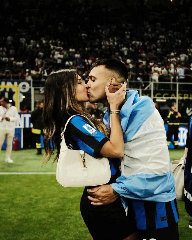 阿根廷劳塔罗资产过亿娶娇妻生儿女人生圆满妻子穿搭挺前卫(图2)