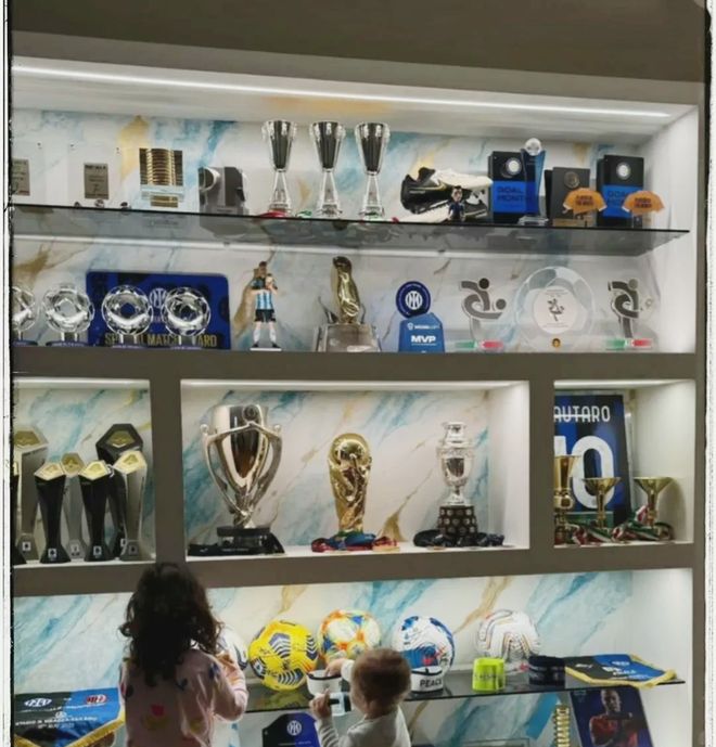 阿根廷劳塔罗资产过亿娶娇妻生儿女人生圆满妻子穿搭挺前卫(图7)