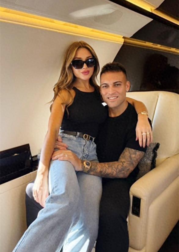 阿根廷劳塔罗资产过亿娶娇妻生儿女人生圆满妻子穿搭挺前卫(图11)