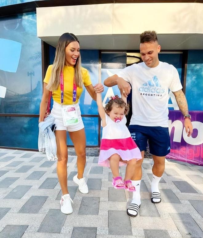 阿根廷劳塔罗资产过亿娶娇妻生儿女人生圆满妻子穿搭挺前卫(图19)