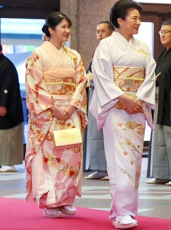 24岁爱子公主新照穿“旧衣”!粉白格纹图案和服彰显贵气又甜美(图5)