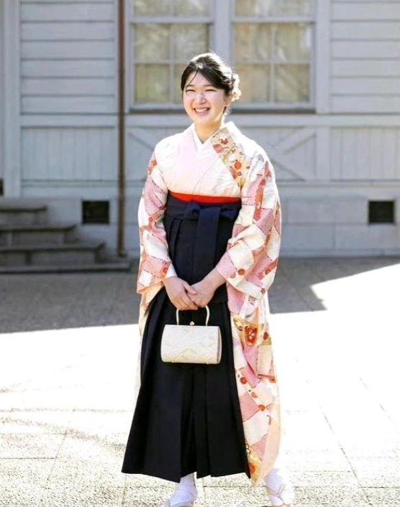 24岁爱子公主新照穿“旧衣”!粉白格纹图案和服彰显贵气又甜美(图6)