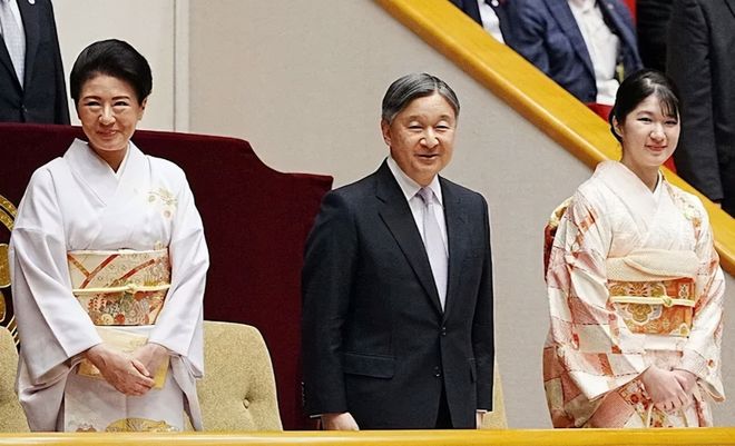 24岁爱子公主新照穿“旧衣”!粉白格纹图案和服彰显贵气又甜美(图3)