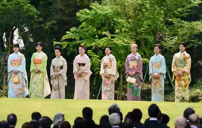 24岁爱子公主新照穿“旧衣”！粉白格纹图案和服彰显贵气又甜美