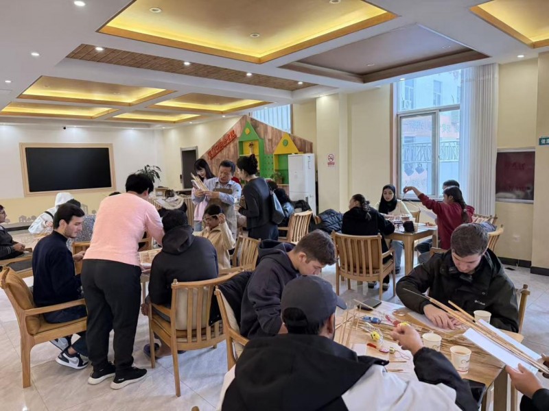 东营职业学院:非遗雅韵牵丝路留学生沉浸式触摸中华文脉(图2)