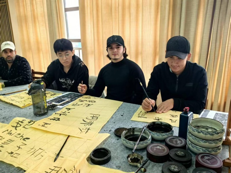 东营职业学院:非遗雅韵牵丝路留学生沉浸式触摸中华文脉(图4)