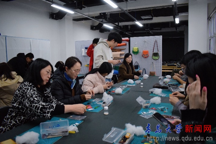 纺织服装学院举办三八妇女节手作皮具活动(图1)