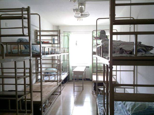 高校逐步消除8人间宿舍“有得住”更要“住得好”